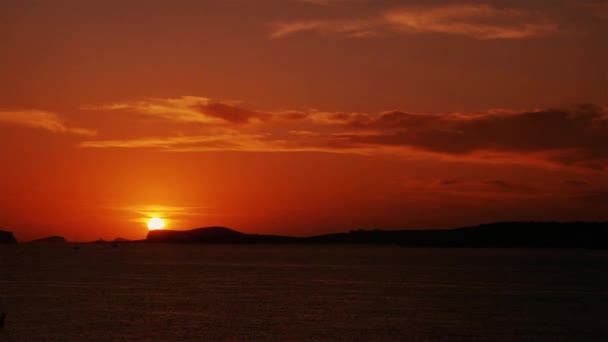 Апельсиновый красный закат теплым летним вечером — стоковое видео