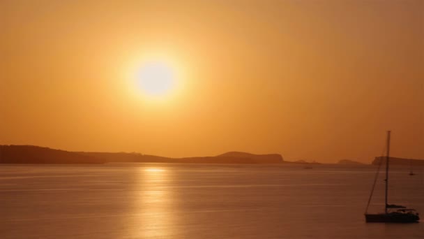 Coucher de soleil dans la mer derrière la montagne de l'île — Video