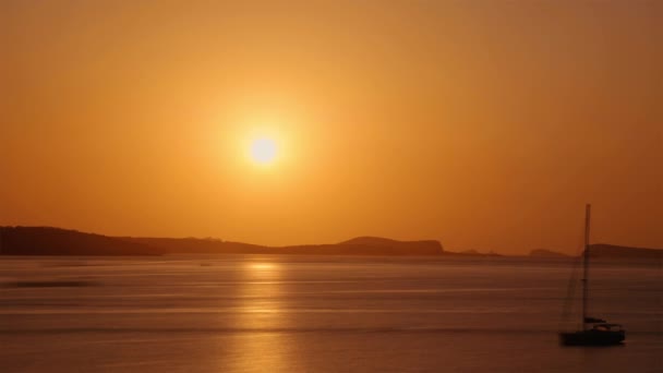 Ibiza naplemente vitorlás hajóval a tengernél — Stock videók