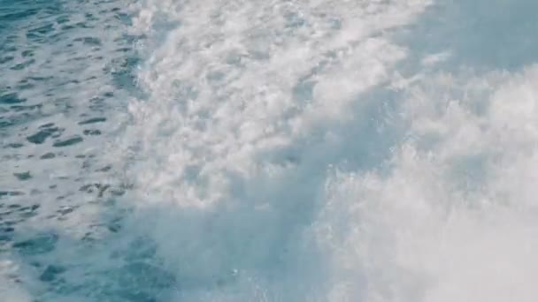 Kreuzfahrtschiff hinterlässt Spuren auf dem Meer — Stockvideo