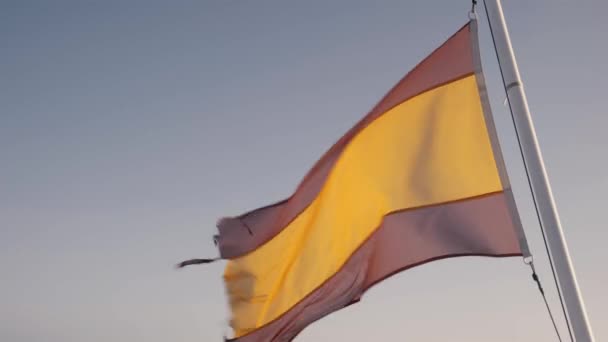 Spaanse vlag wapperend in de wind op zee — Stockvideo