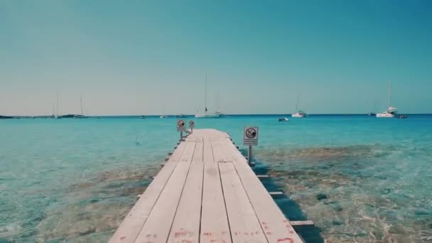 Дерев'яний док, що веде в красиве море — стокове відео