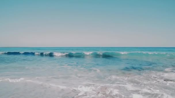 Teal olas azules del mar lavando la playa — Vídeo de stock