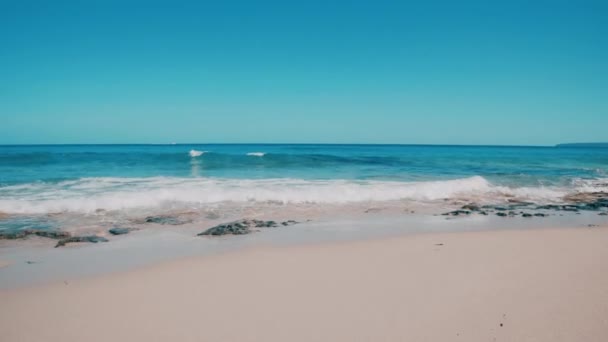 Playa de Formentera con aguas azules transparentes — Vídeos de Stock