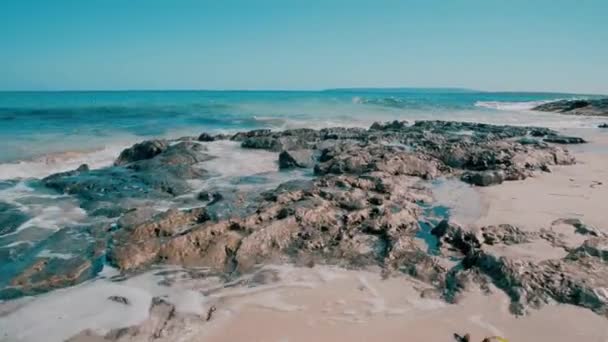 Formentera praia rochosa com céu limpo — Vídeo de Stock