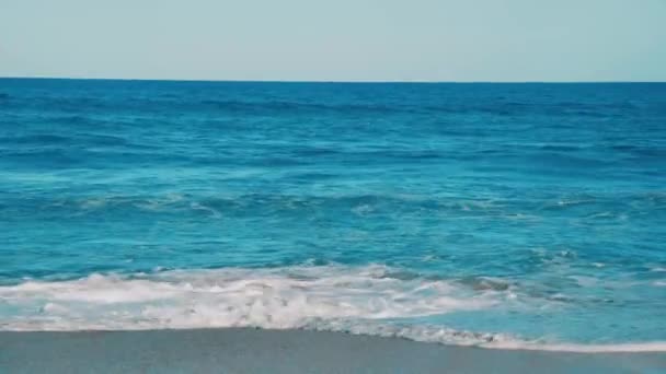 Прекрасне прозоре блакитне море на райському пляжі — стокове відео
