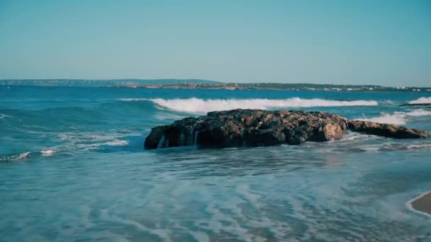 Διαφανής κύματα της θάλασσας σπάνε στα βράχια — Αρχείο Βίντεο