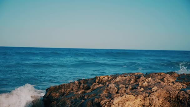 Le onde blu del mare si infrangono sulla roccia — Video Stock