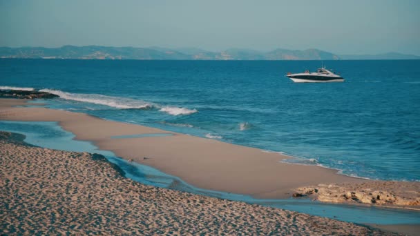 Formentera pusta plaża z luksusowym jachtem — Wideo stockowe