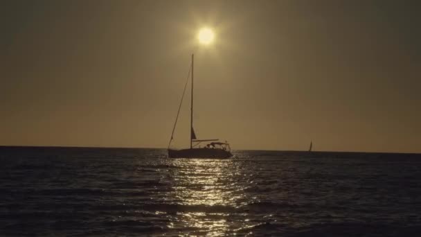 Formentera Sonnenuntergang mit Segelboot — Stockvideo