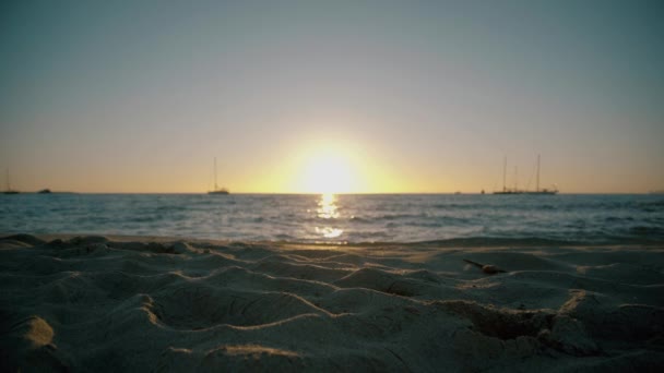 Slunce zapadá na pláži Formentera — Stock video