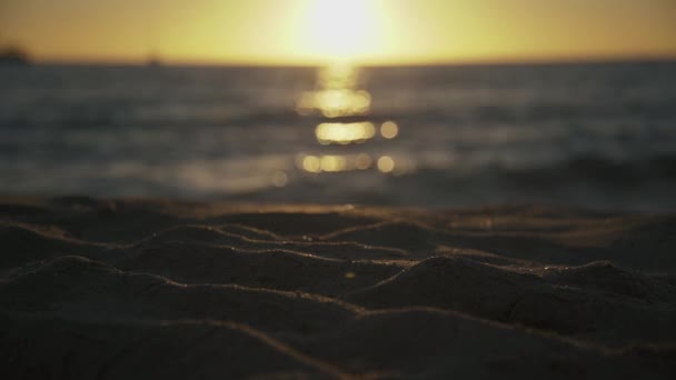 Reflejo del atardecer de la superficie del mar y arena de playa — Vídeo de stock