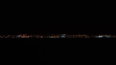 Gece şehir ışıkları bir tekneden