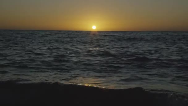 Solen smälter in i horisonten — Stockvideo