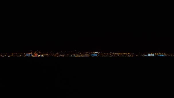 Нічне місто світиться з човна — стокове відео