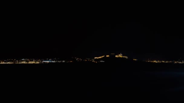 Barco llegando a la ciudad por la noche — Vídeos de Stock