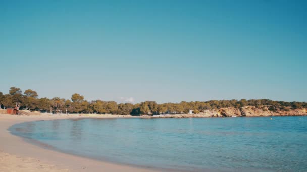 Cala Bassa strand Ibiza eiland — Stockvideo