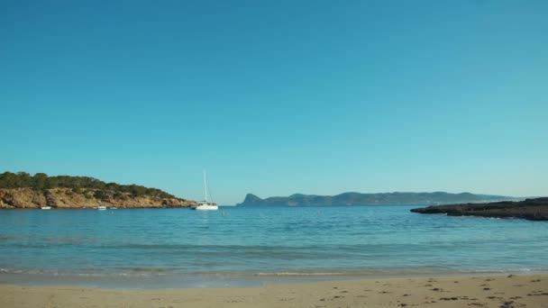 Spiaggia di Cala Bassa Isola di Ibiza ora esatta — Video Stock