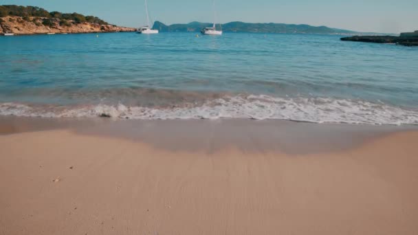 Baleares ilha Ibiza praia Cala Bassa — Vídeo de Stock