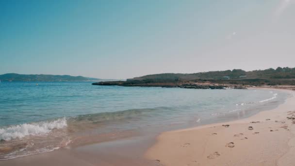 Rajska plaża kurortowa w letni dzień — Wideo stockowe