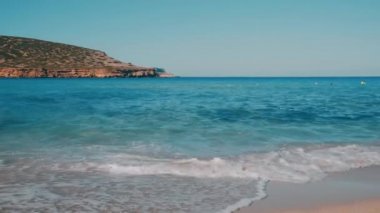 İbiza Cala Bassa Plajı Şeffaf Dalgalar tarafından yıkandı