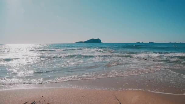 Paradise Beach Reflecting the Sun Rays — Stock Video