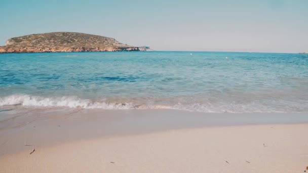 Der Strand von Cala Bassa auf Ibiza wird von transparenten Wellen gewaschen — Stockvideo