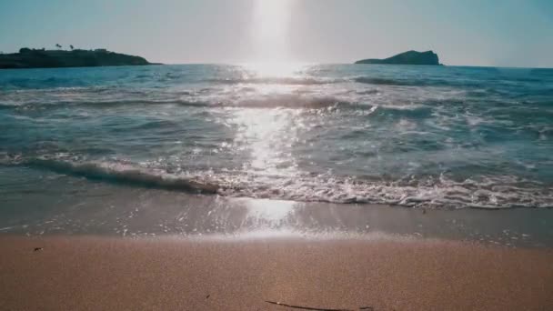 Playa Ibiza Cala Bassa Lavada por las Olas Transparentales — Vídeos de Stock