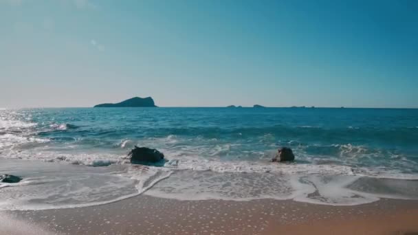 Strand der Baleareninsel Ibiza von den Wellen gewaschen — Stockvideo