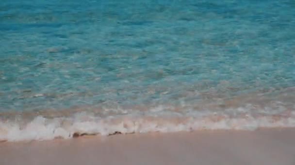 Балеарический остров Formentera Waves Washing Beach — стоковое видео