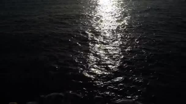 Baleariska havet i morgonsolen reflektion i vågorna — Stockvideo