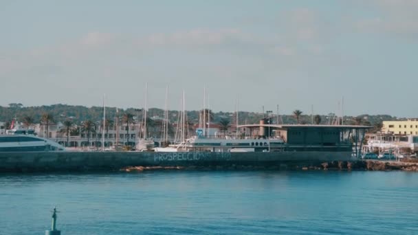 Балеарський острів Форментера наближається до порту разом з човном. — стокове відео