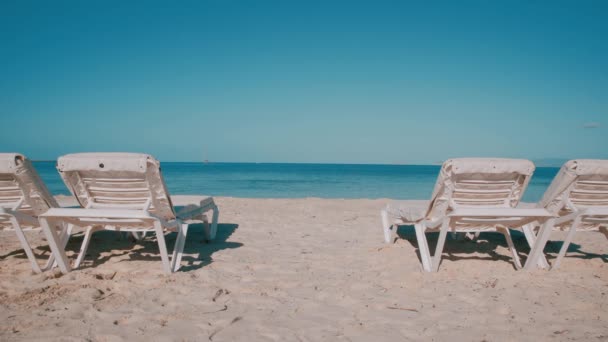 Islas Baleares Formentera Tumbonas en la playa con vistas al mar — Vídeos de Stock