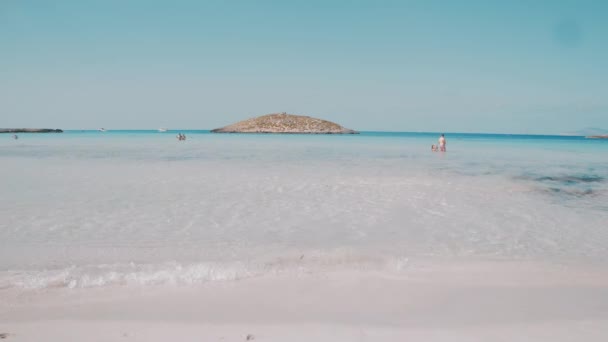 Balearerna Formentera Clear Clean Beach Transparenta vågor — Stockvideo