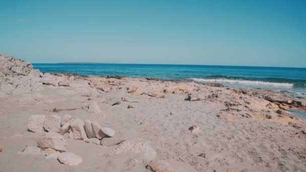Берегова лінія пляжу Балеарський острів Форментера — стокове відео