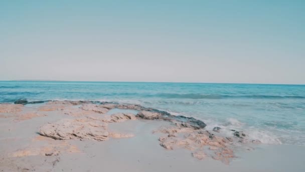 Isola Baleare Formentera Viaggiare sulla spiaggia rocciosa — Video Stock