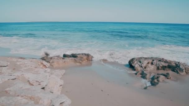 Balearen Eiland Formentera Rotsachtige kust schoon water — Stockvideo