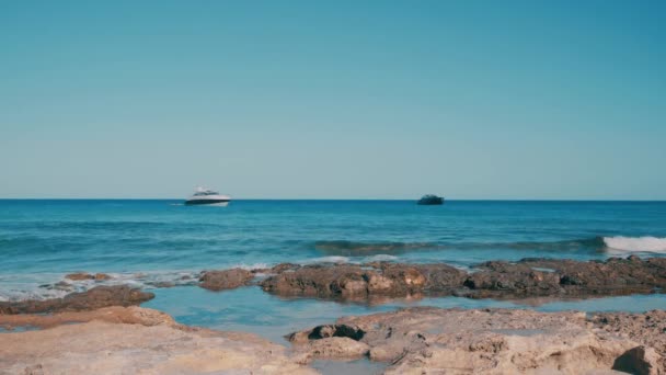 Wyspa Balearów Formentera Fale Teal Umyć Skaliste Wybrzeże — Wideo stockowe