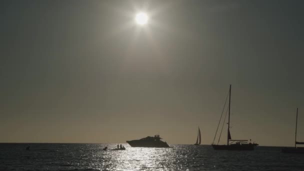 Βαλεαρίδες νήσοι Formentera Ηλιοβασίλεμα στη θάλασσα με τα πλοία Siling — Αρχείο Βίντεο