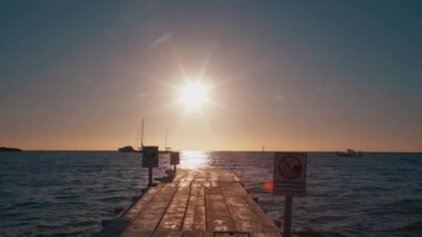 Balear Adası Formentera Güneş İskelenin Arkasından Batıyor