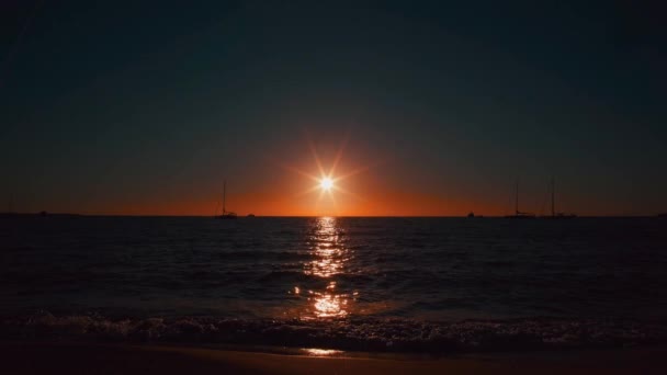 Balearen-Insel Formentera Sonne versinkt im Horizont — Stockvideo