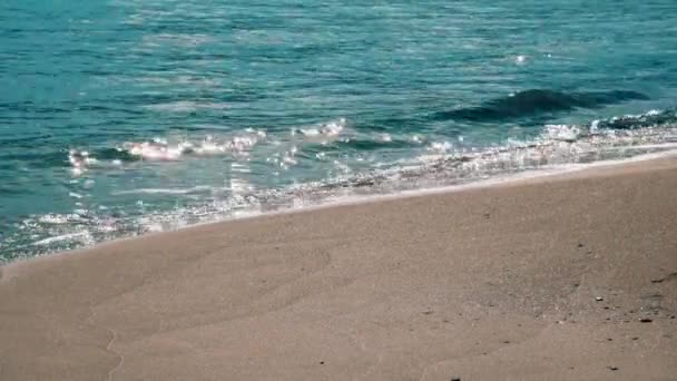 Балеарский остров Ибица Красивое отражение солнца на волнах — стоковое видео