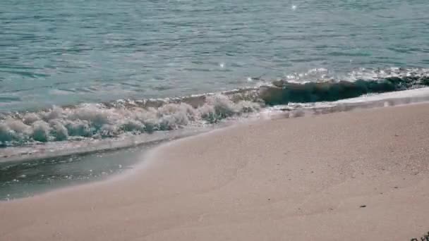 Balearic Island Ibiza Waves洗刷Cala Bassa海滩的海岸 — 图库视频影像