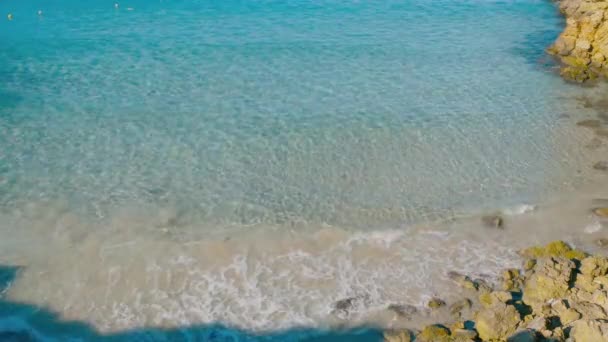 Balearic Island Ibiza Vagues de mer claires et transparentes — Video