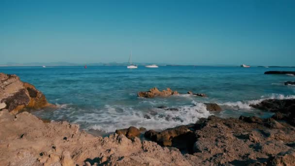 Baleárský ostrov Formentera Skalnatá pláž — Stock video