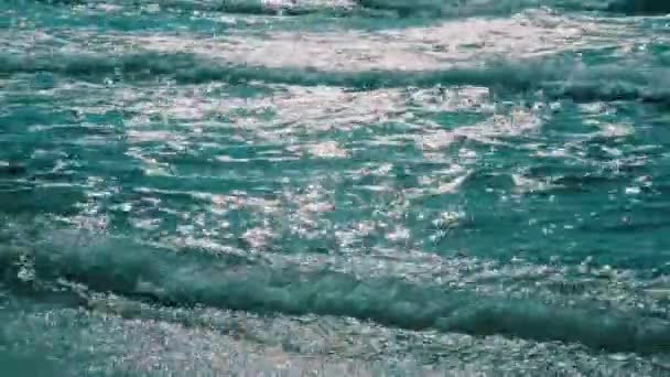 El sol se refleja en las olas del mar — Vídeo de stock