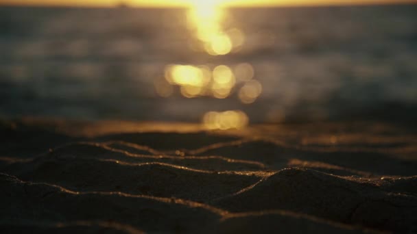 Raios solares relutantes em ondas e areia — Vídeo de Stock