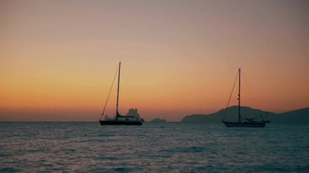Vitorlás hajók a tengeren naplemente után — Stock videók