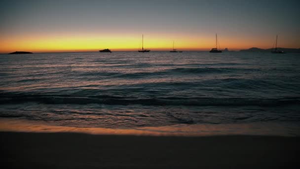 Playa balear después del atardecer — Vídeo de stock