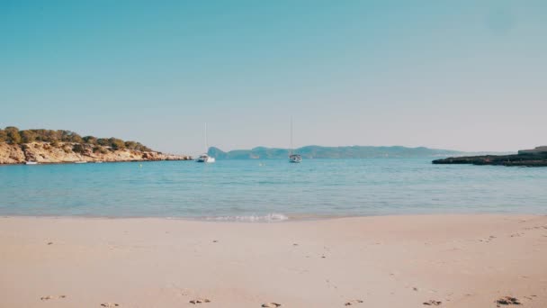 Stranden Cala Bassa på den ikoniska ön Ibiza — Stockvideo